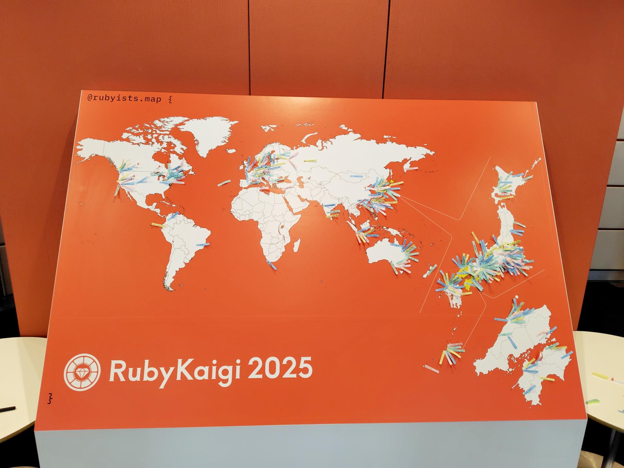 RubyKaigiの会場にある地図のパネル上に来場者がどこから来たのかを示す付箋が大量に貼られている